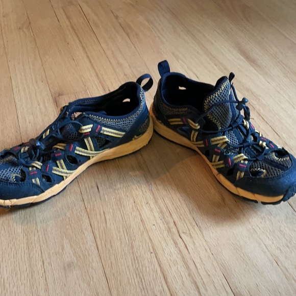 Boys Merrell water sandals. Size 4 - Picture 4 of 7